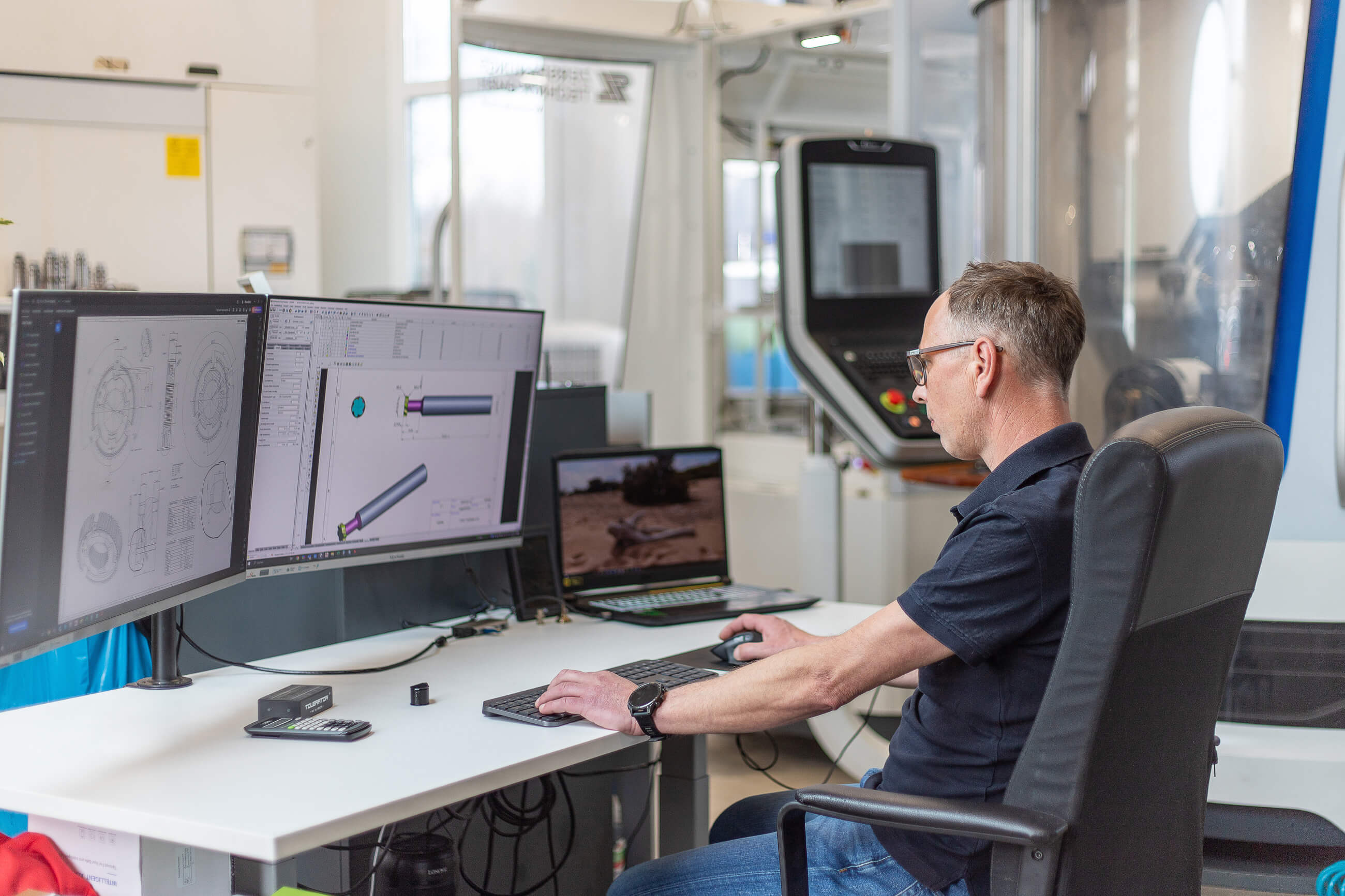 Imagefolder & Unternehmensfotografie für RLZ Zerspanungstechnik GmbH – Projektbild 1